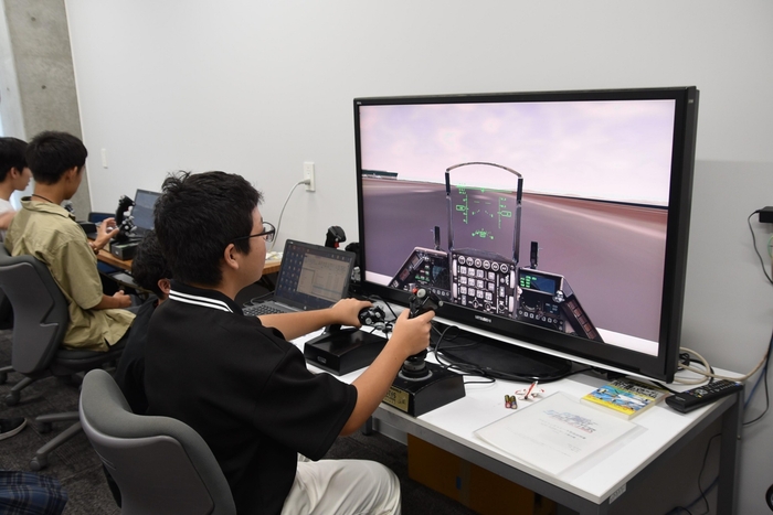 理工学部のフライトシミュレーターの操縦体験