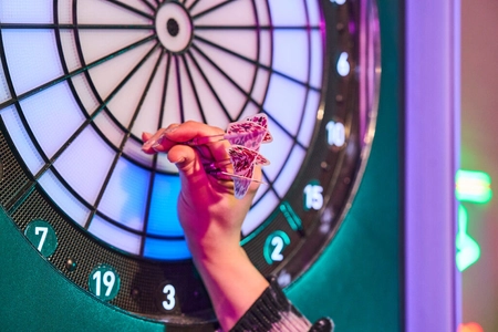 【11月1日はダーツの日】なぜこの日？最新のダーツ事情