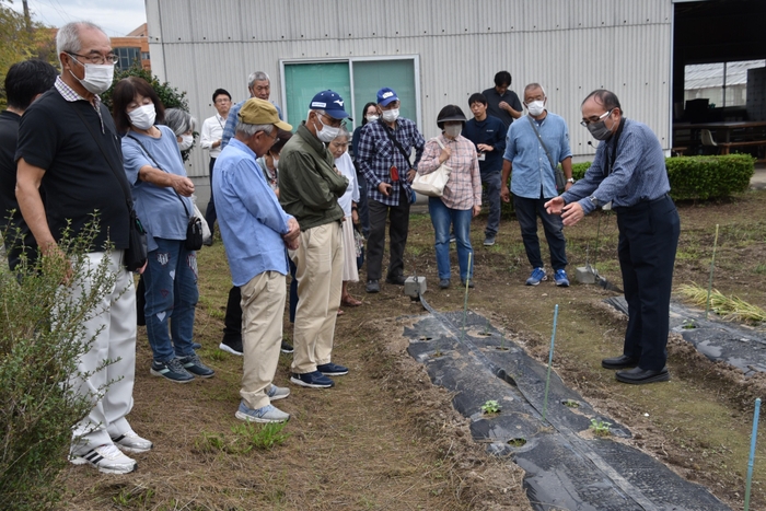 混植について解説する森田隆史准教授(右)
