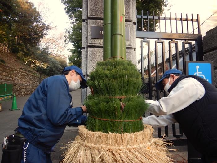 昨年度の門松制作の様子(旧岩崎邸庭園)