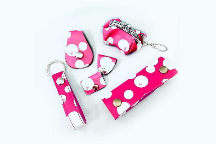 あみ達ピンクの限定まるあ柄の革小物セットは、特別価格8,888円(税込・送料込)で予約購入できます。この革小物は、革の端材をアップサイクルする目的で商品化したものです。