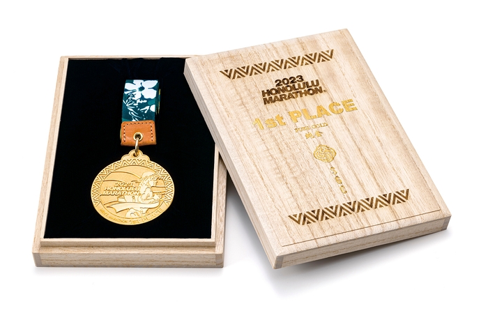 桐箱に入った、優勝メダル