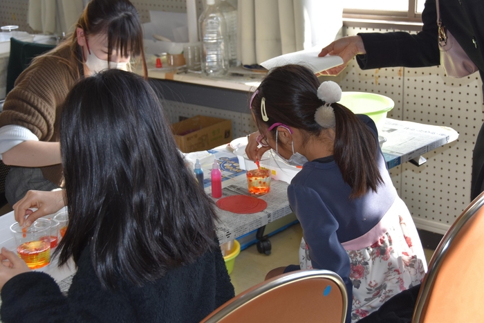 「まるで本物⁉ ニセイクラを作ろう!」ブース