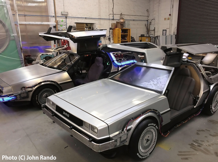 舞台用デロリアンの姿