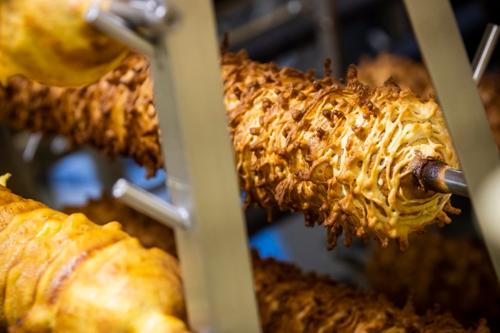 独自製法で切り株のような特徴的な仕上がりに。