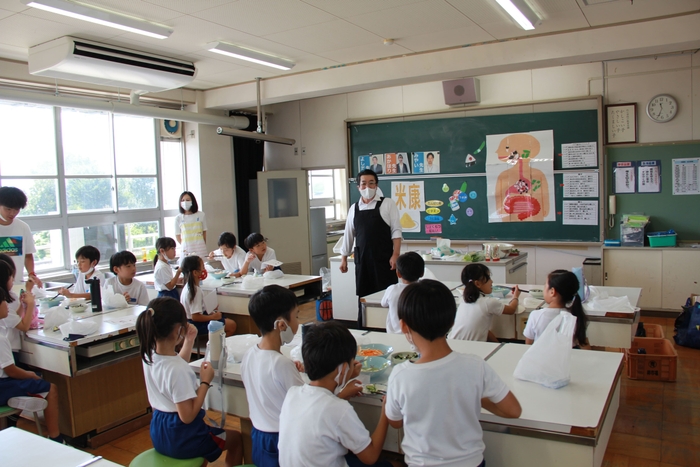 食育授業の様子(自分たちで作った漬物を試食)
