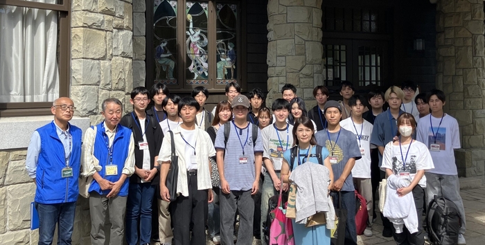 視察調査に参加した学生ら（二葉館で）