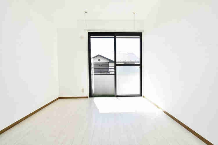 自然素材の漆喰を使用しているので、室内空間が明るくなります。