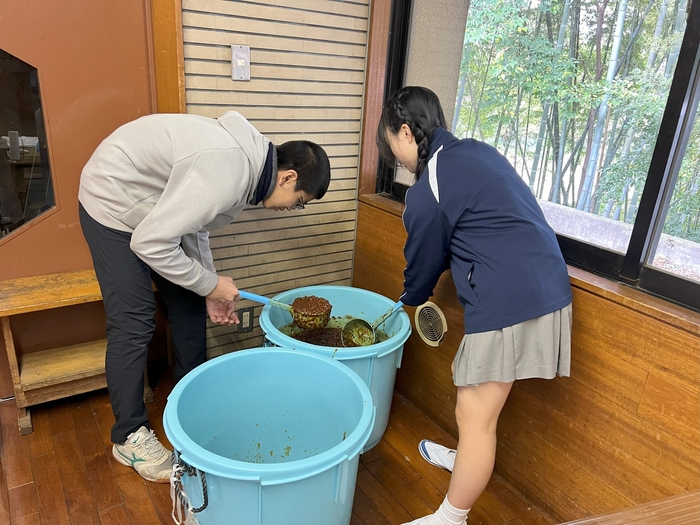 仕込んだ麹の上下を入れ替える「天地返し」