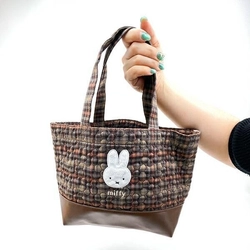 ミッフィーのキルティングチェックシリーズの最新バッグは落ち着いたカラーで。