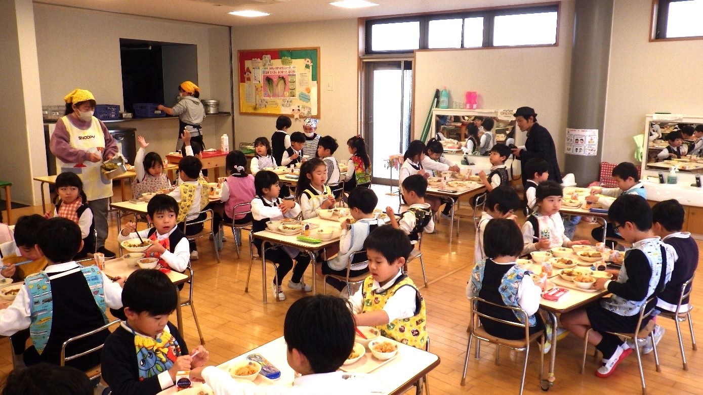 令和5年度(2023年度)、平群町立ゆめさとこども園でのあまいもグラッセ提供の様子