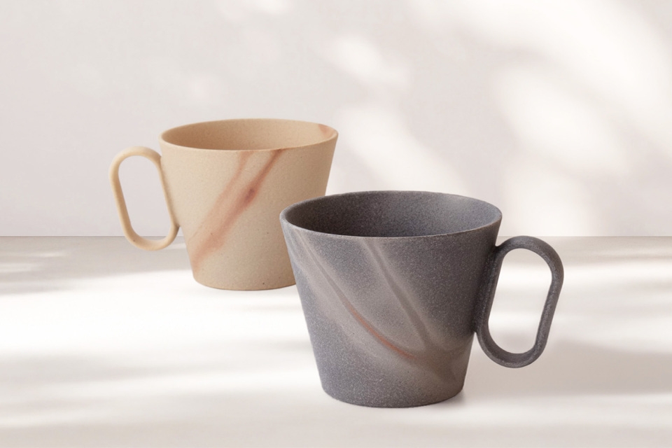 備前焼の代表的な窯変の一つである緋襷(ひだすき)模様の表情が唯一無二の一品です。