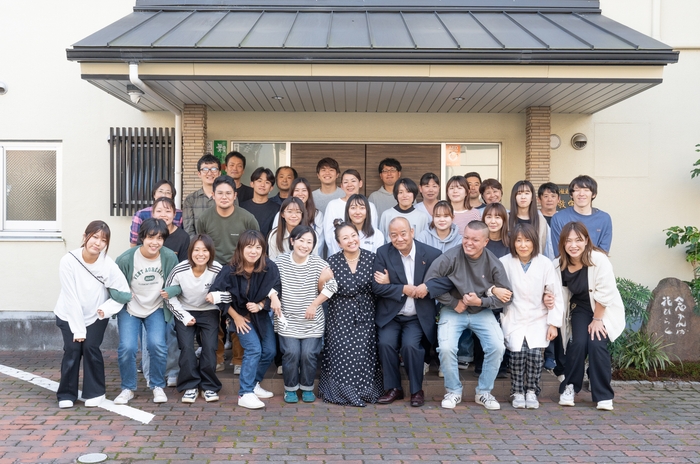 今井さんと福祉施設のスタッフの皆さん(最前列真ん中 代表取締役今井)