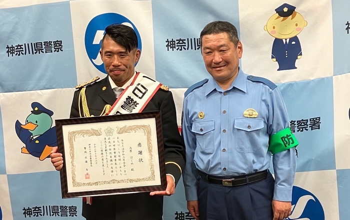 (左から大原はじめさん、中原警察署長佐藤智宏さん)