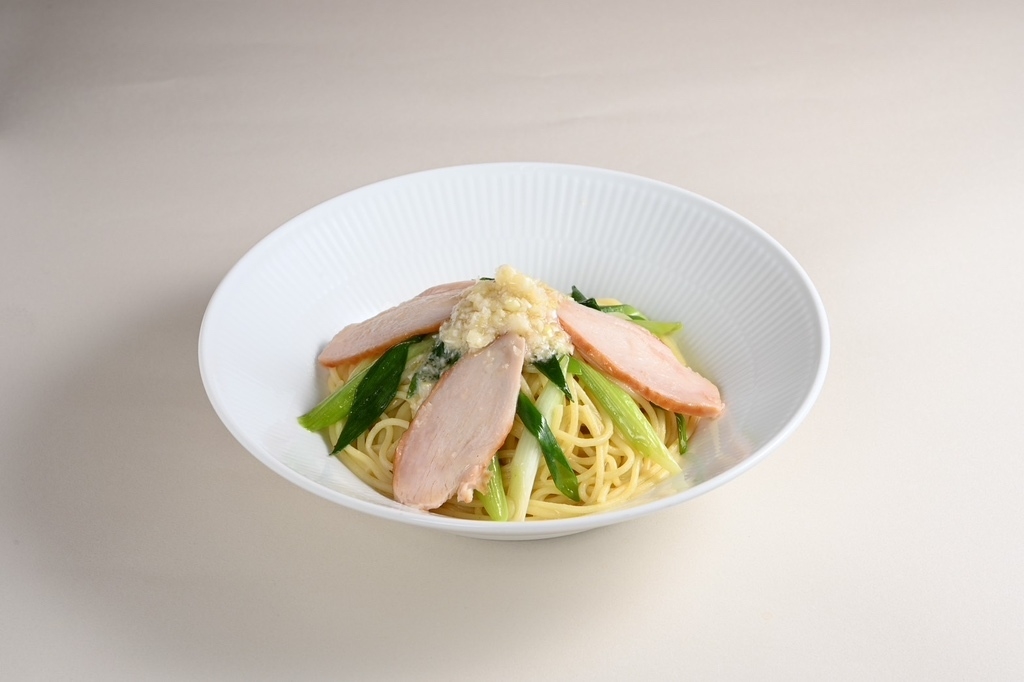 スモークチキンとあじさいねぎの和風パスタ~レモン香るねぎ塩麹だれのせ~