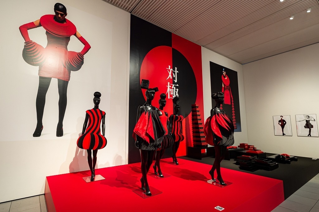 (写真は2022年4月:大分県立美術館 コシノジュンコ「原点から現点」)