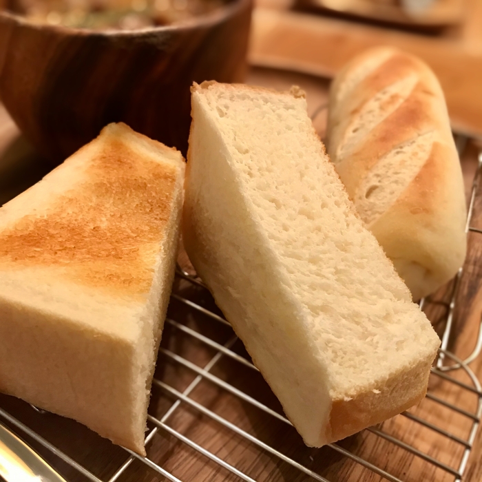 自家製パン(右奥)とペリカンパン(手前)