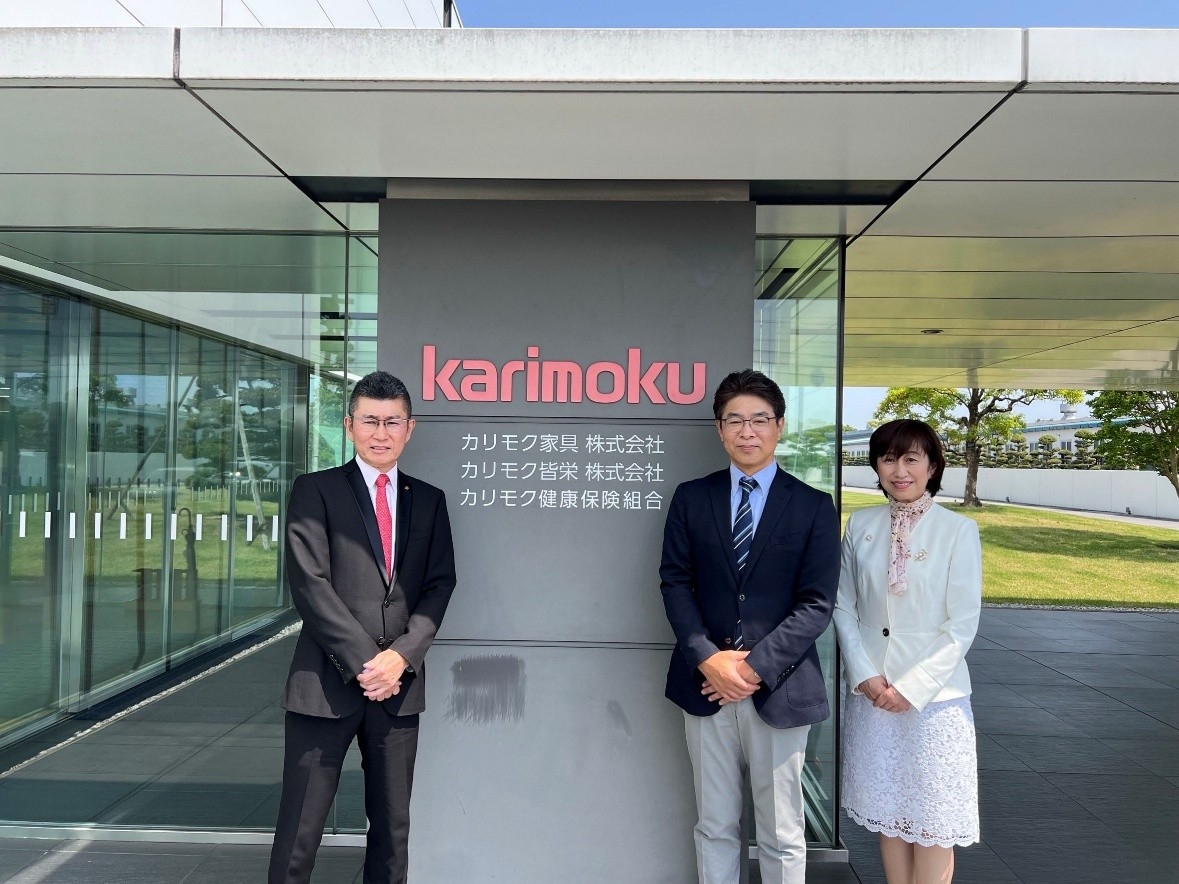 (写真左より) カリモク家具株式会社 取締役会長 加藤 英樹 様、パリミキ  代表取締役社長 恒吉 裕司、愛知子ども応援プロジェクト 代表理事 藤野 直子様