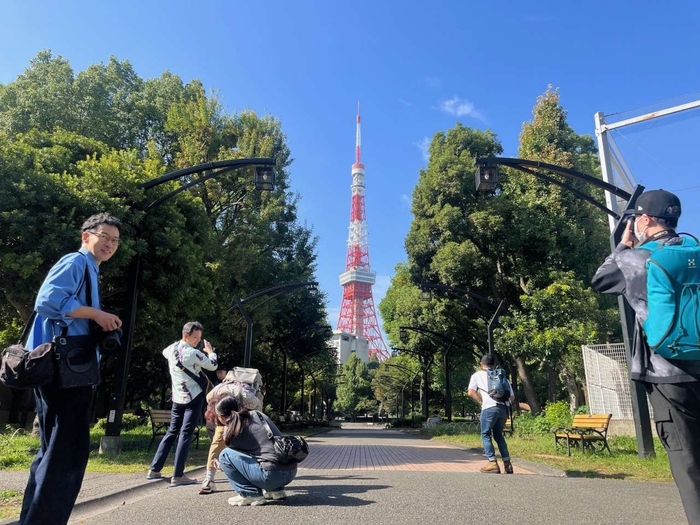 東京タワーを背景に、芝公園を撮影できる人気スポットで撮影！