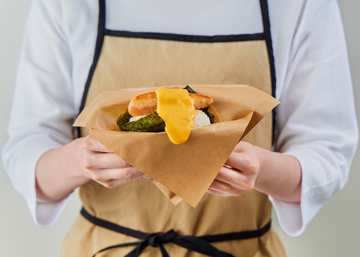 できたてめんたいまるごと1本おむすび 炙りめんたいバターチーズ(イメージ)