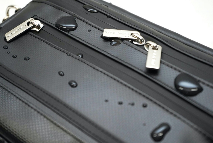 ターポリン生地だから高撥水高耐久!