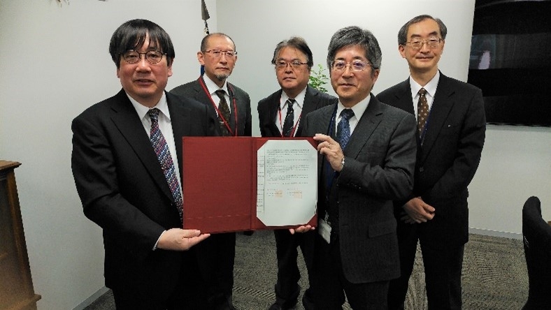 左から神野透人薬学研究科⾧、山田修平学科⾧、亀井浩行大学院主任教授、本間正充研究所⾧、齋藤嘉朗研究所副所⾧