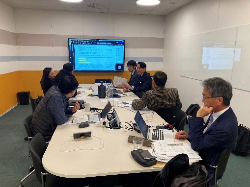作業部会でプロジェクトリーダーを務める小島上席研究員(右から3人目)