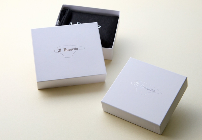 限定色「アンティークグリーン」のボックスは、ロゴがシルバー箔押しのフレッシュなホワイトカラー