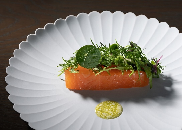 厚切りサーモンの燻製 フランボワーズ/BURDIGALA MARUNOUCHI The Restaurant