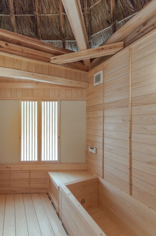 茅葺きの浴室棟 ヒバ風呂