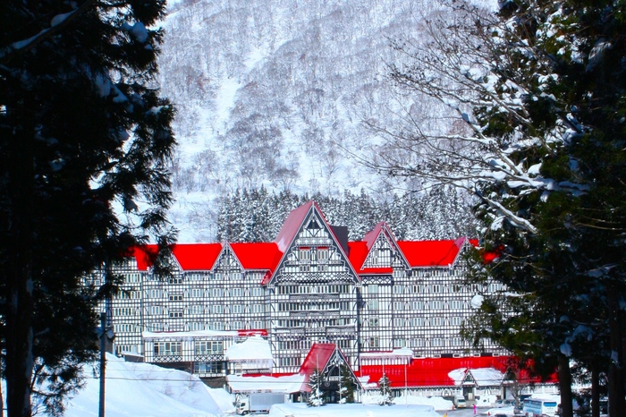 森を抜けた先に現れる赤い三角屋根がトレードマークのリゾートホテル