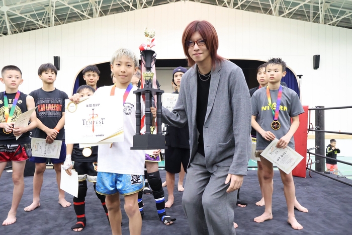 MVPの土屋空蓮選手とRDX JAPAN広報担当の上村