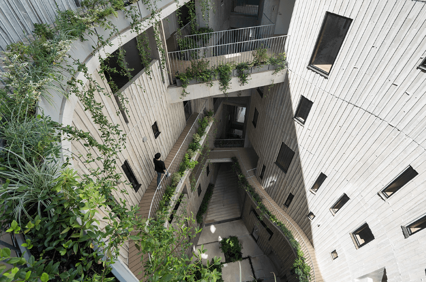 緑あふれる中庭に、太陽の光が差し込むように設計されている (撮影:西川公朗)