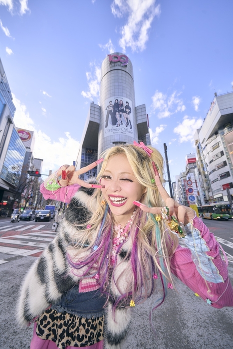 🄫双葉社『人間合格 エルフ荒川1stフォトエッセイ』(撮影/橋本憲和)