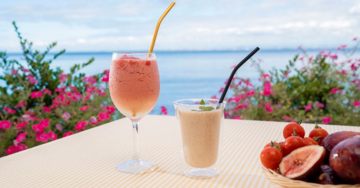 ▲Cafetta秋の新ドリンク 右「イチジクスムージー」、左「グルメトマトスムージー」