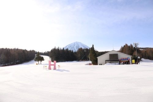 早朝の整備されたばかりのゲレンデをドライブ!