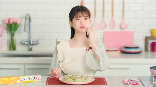 “あざとかわいい名場面”のオンパレード！ 松村 沙友理さんがNEWクレラップで料理に挑戦！ 新Webムービー「旬感キッチン」4月14日(月)より公開