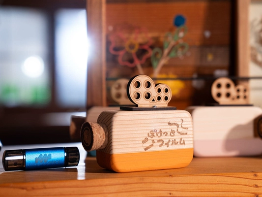 日本初！吉野杉のUSBメモリーケース。想い出を“カタチ”で残す新提案。