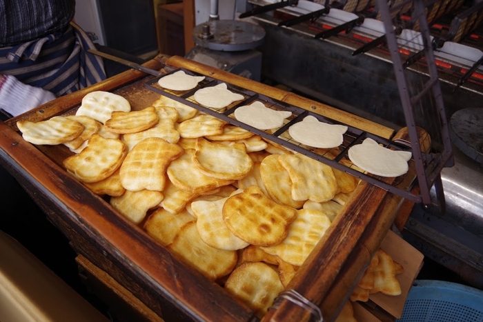 福々ねこ煎餅「にゃんべい」製造風景