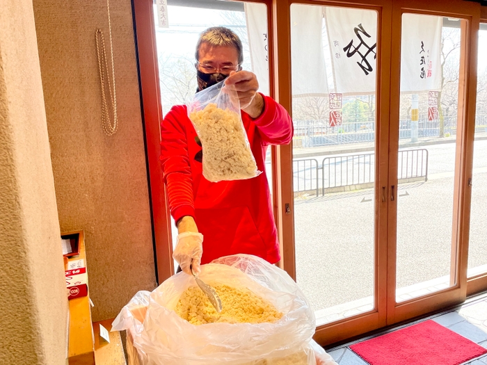 おから詰め放題風景 (1)