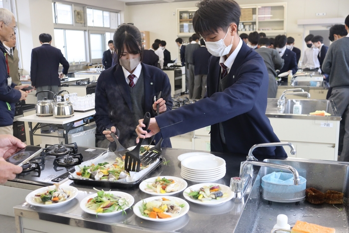 オーブンで焼き上げた後は彩り豊かに盛り付け