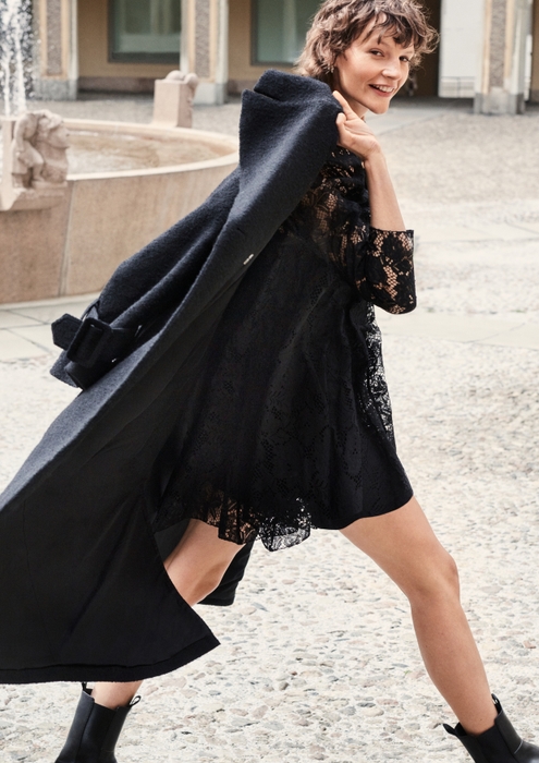 ウールブレンドロングコート¥9,999(52% リサイクルウール 46% リサイクルポリエステル) スタンドカラーレースワンピース¥2,499(100% リサイクルポリエステル)