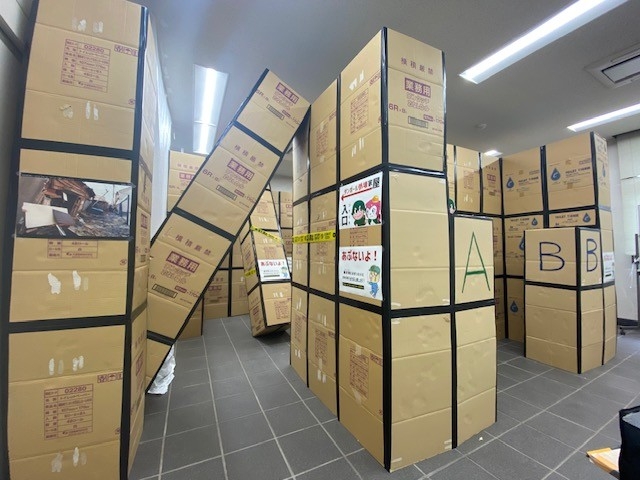 ダンボール家屋倒壊