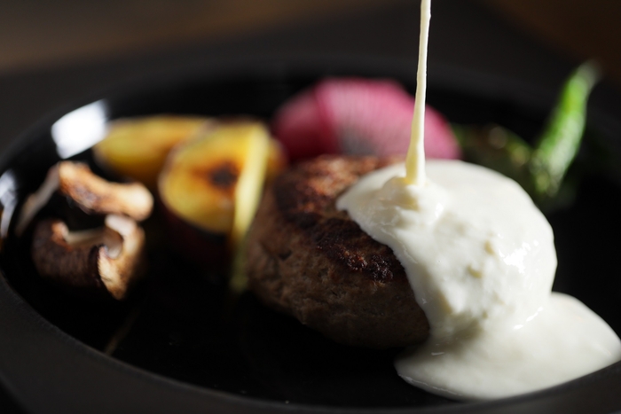 たっぷり とろけるモッツアレラチーズソース (オプション): 鉄板焼の上でモツァレラチーズと北海道産牛乳を混ぜ合わせて仕上げる、濃厚で滑らかなチーズソース