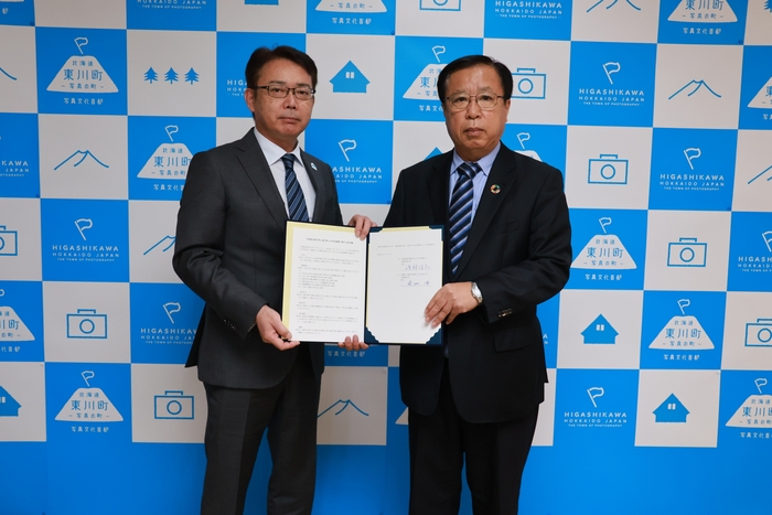 写真左: 東川町長 菊地 伸/写真右:北海道文教大学学長 渡部 俊弘氏