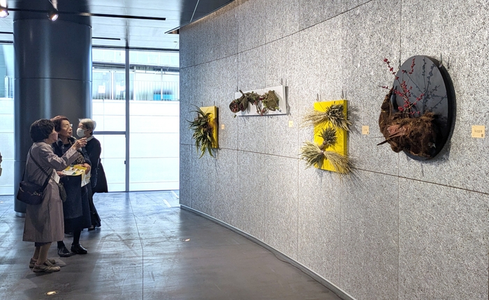 レリーフ状の作品も展覧(2024)