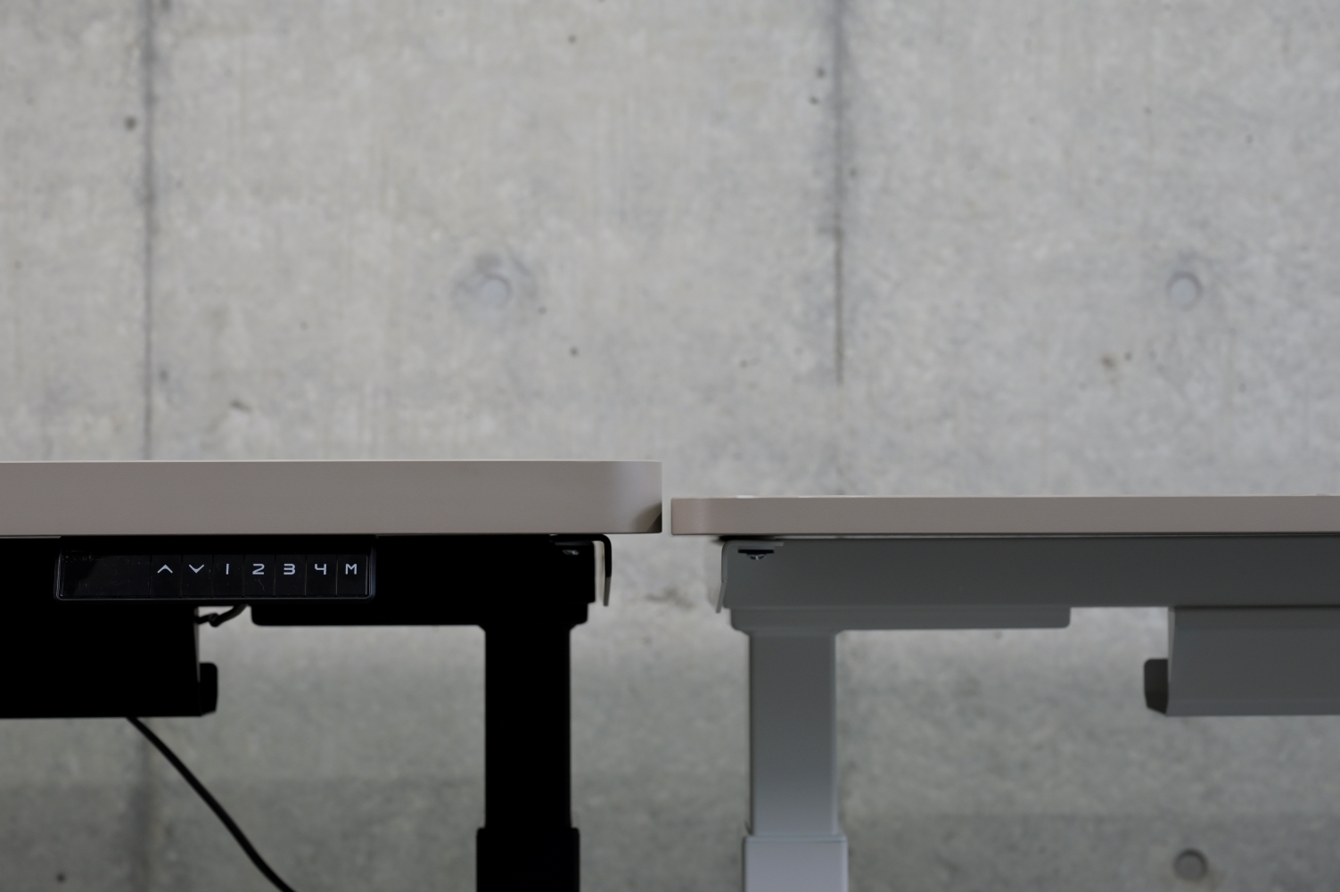 厚さ3.5cmの重厚感のあるデザイン(左:「ハイグレード天板」タイプ、右:「スタンダード天板」タイプ(従来品))