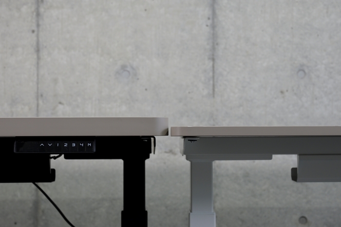 厚さ3.5cmの重厚感のあるデザイン(左:「ハイグレード天板」タイプ、右:「スタンダード天板」タイプ(従来品))