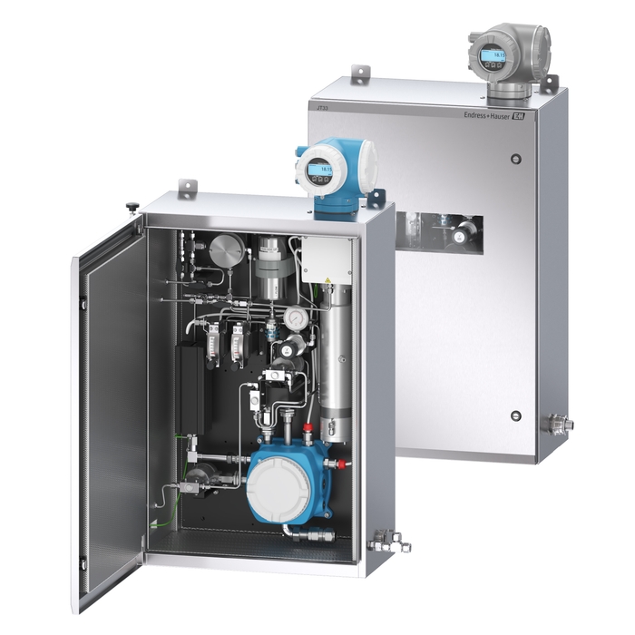 エンクロージャ組込型サンプル調製システム付属JT33(ドアを開けた状態と閉めた状態)