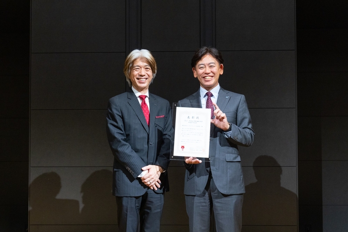 2025年6月に開催された「Biz∫ AWARD 2025」にて NTTデータ・ビズインテグラル 田中宏治社長(左)、BBS柳生裕執行役員(右)